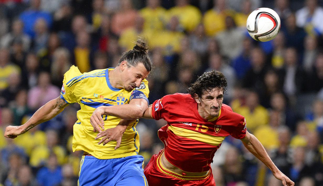 Striker Swedia, Zlatan Ibrahimovic (kiri) melepaskan sundulan di depan bek Montenegro, Stefan Savic pada laga Kualifikasi Piala Eropa 2016 di Friends Arena, Stockholm, Swedia (14/6/2015). Zlatan Ibrahimovic hingga kini telah mengoleksi 19 gol dan 7 assist dari 30 laga pada babak kualifikasi Piala Eropa serta mampu membawa Timnas Swedia selalu lolos dalam 5 edisi terakhir putaran final Piala Eropa mulai 2004 hingga 2020. (AFP/Jonathan Nackstrand)