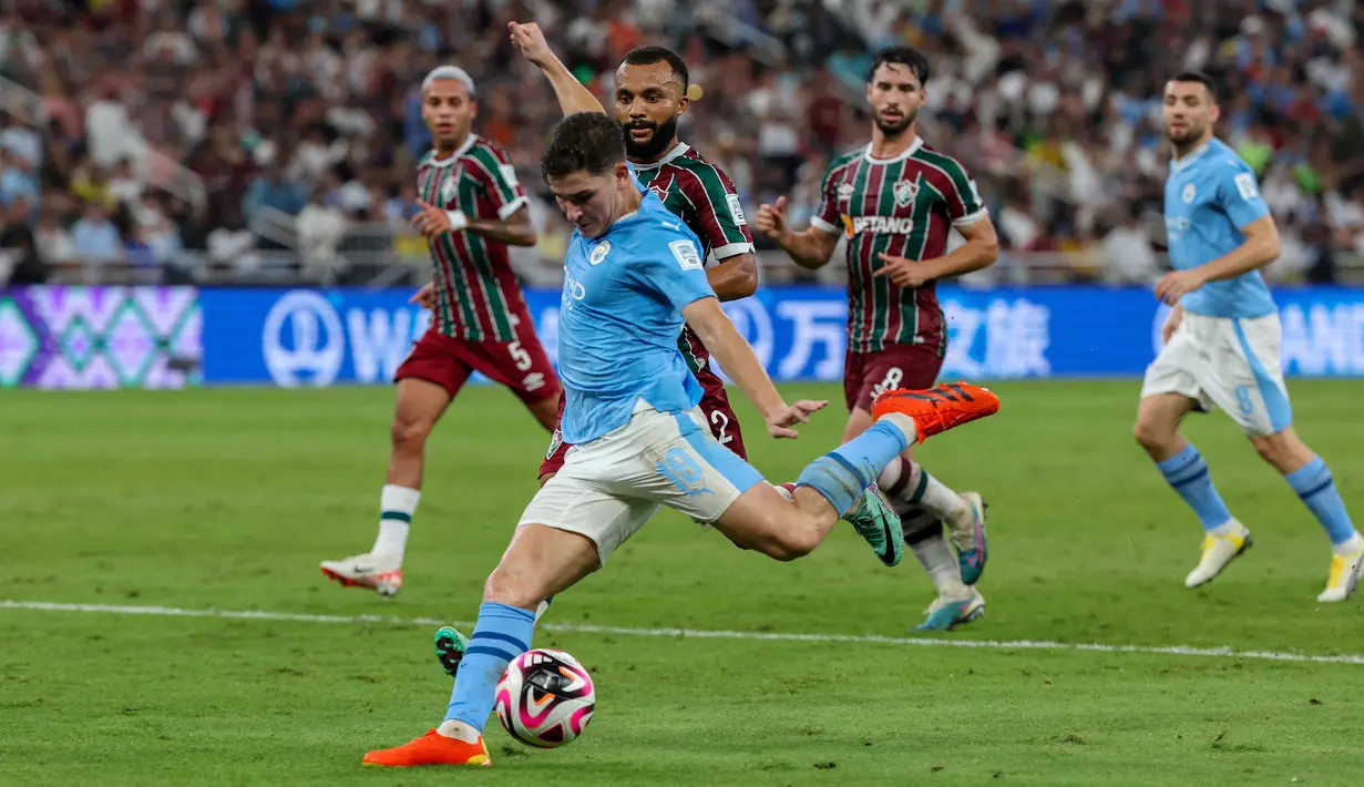 Pemain Manchester City, Julian Alvarez berusaha mencetak gol ke gawang Fluminense pada laga final Piala Dunia Antarklub 2023 di King Abdullah Sports City, Jeddah, Arab Saudi, Sabtu (23/12/2023) dini hari WIB. (AFP/Giuseppe Cacace)