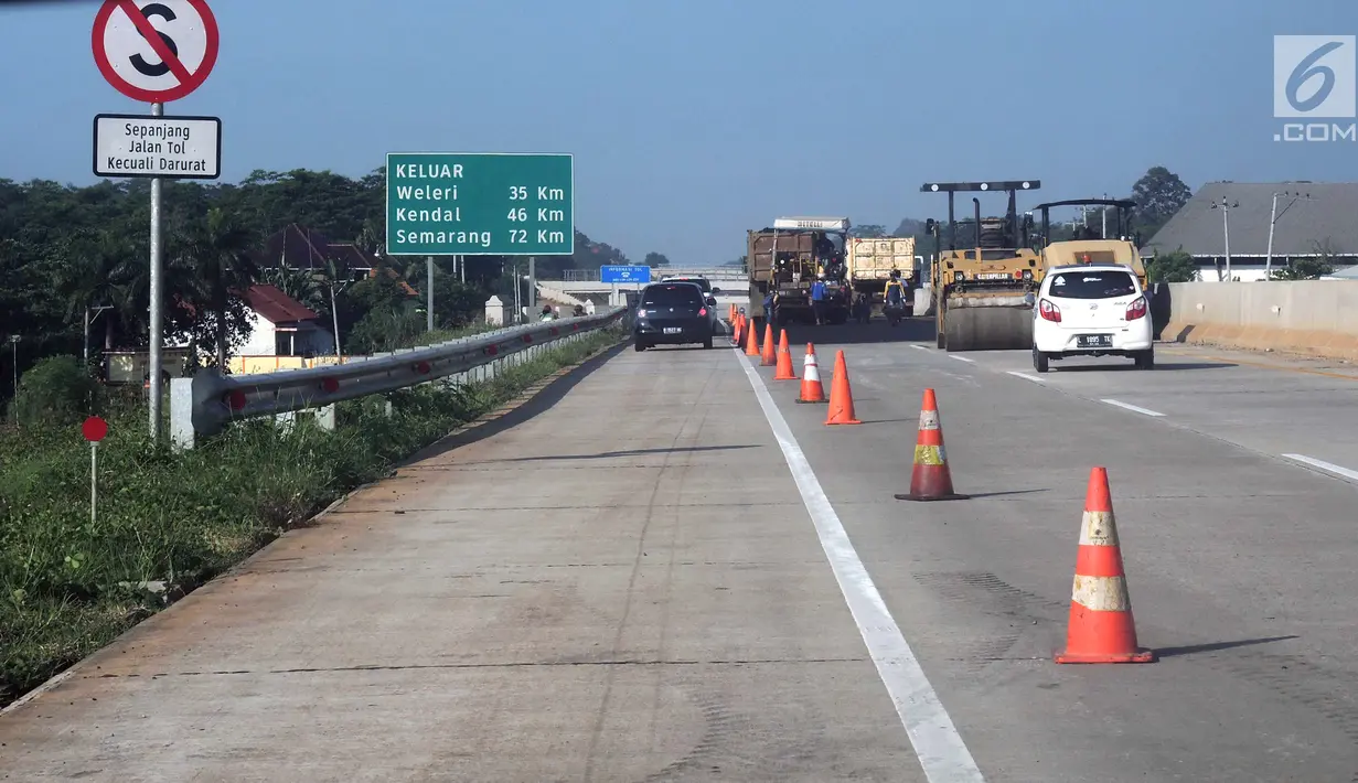 Petugas memperbaiki Jalan Tol Trans Jawa ruas Semarang-Brebes jelang arus mudik 2019 di Kabupaten Brebes, Jawa Tengah, Senin (27/5/2019). Perbaikan terus dilakukan jelang arus mudik 2019. (Liputan6.com/Gholib)