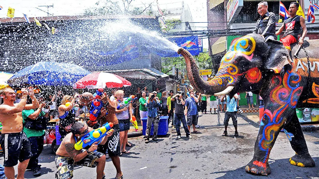 Festival Songkran di Thailand. (Sumber Foto: holidaysgenius.com)