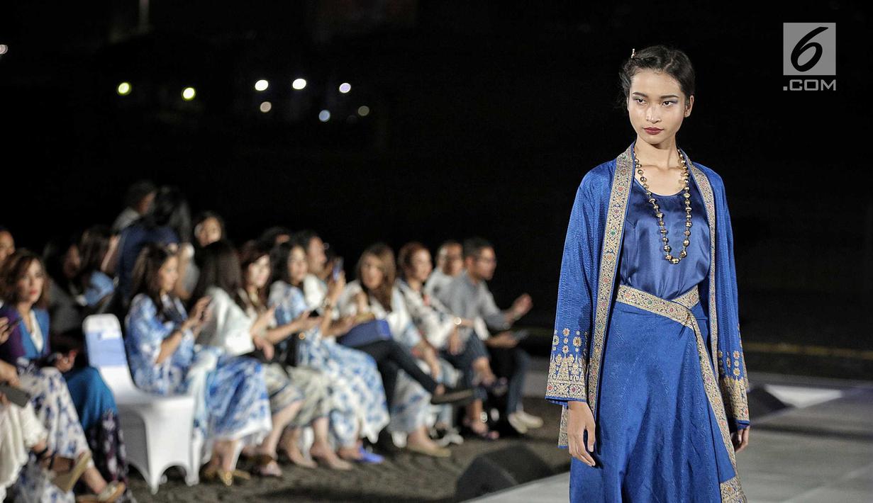 Model membawakan busana rancangan desainer Ghea Panggabean dalam acara budaya perempuan Supreme Indonesia di Silang Monas, Jakarta, Selasa (31/7). Sebanyak 25 koleksi rancangan Ghea ditampilkan dalam acara tersebut. (Liputan6.com/Faizal Fanani)