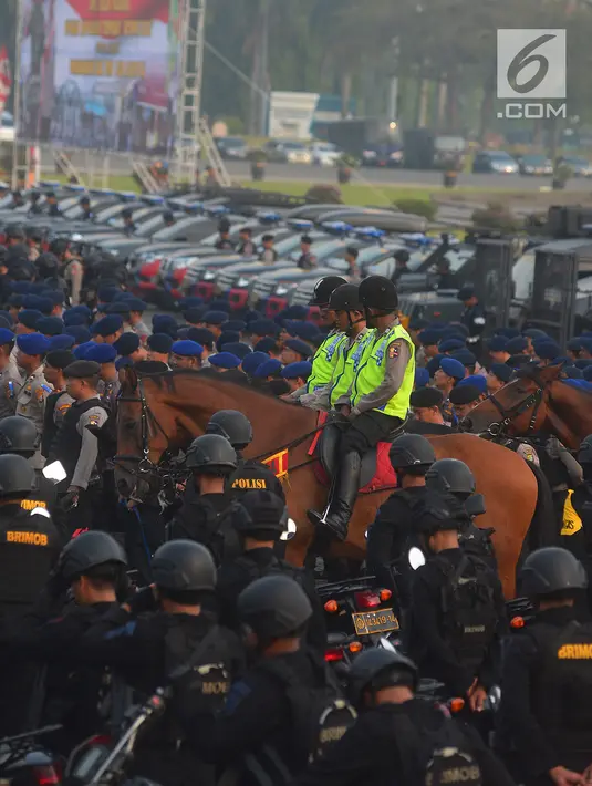 Satuan Polisi Berkuda dan Pasukan patroli bermotor Brimob  mengikuti apel gelar pasukan dalam rangka menyambut Lebaran Idul Fitri 2018 di Monas, Jakarta, Rabu (6/6). Operasi kepolisian ini bersandi 'Operasi Ketupat 2018'. (Merdeka.com/Imam Buhori)