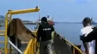 Polisi bekuk sekelompok preman pencuri solar di Tanjung Priok hingga divisi antinarkotika El Salvador mencegat kapal penyelundup narkotika.