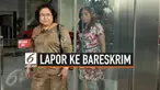 Elza Syarief resmi melaporkan Nikita Mirzani ke Bareskrim Mabes Polri. Pelaporan terkait insiden Nikita melabrak dirinya di sebuah acara televisi yang dipandu Hotman Paris. Elza melaporkan Nikita dengan pasal KUHP tentang dugaan tindak penghinaan, fi...