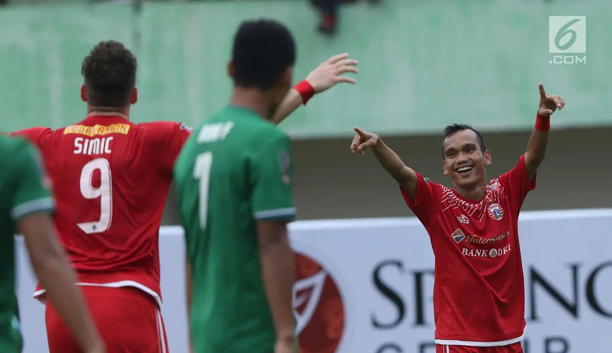 Gelandang Persija, Riko Simanjuntak (kanan) merayakan gol yang dicetak Marko Simic pada laga kedua Semifinal Piala Presiden 2018 melawan PSMS di Stadion Manahan, Solo, Jawa Tengah, Senin (12/2). Persija unggul 1-0. (Liputan6.com/Helmi Fithriansyah)