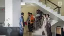 Ketua DPR RI Setya Novanto (rompi oranye) menuruni tangga usai menjalani pemeriksaan di Gedung KPK, Jakarta, Selasa (21/11). Novanto menjalani pemeriksaan perdana usai ditahan oleh KPK terkait dugaan korupsi proyek E-KTP. (Liputan6.com/Faizal Fanani)