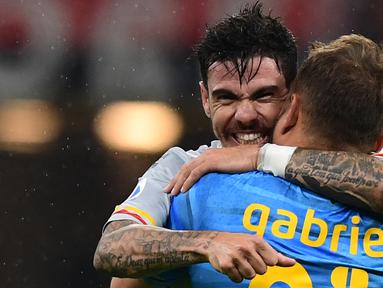 Pemain Lecce Diego Farias (kiri) memeluk kiper Lecce Gabriel pada akhir pertandingan sepak bola Serie A Italia antara AC Milan melawan Lecce di Stadion San Siro, Milan, Italia, 20 Oktober 2019. (Miguel MEDINA/AFP)