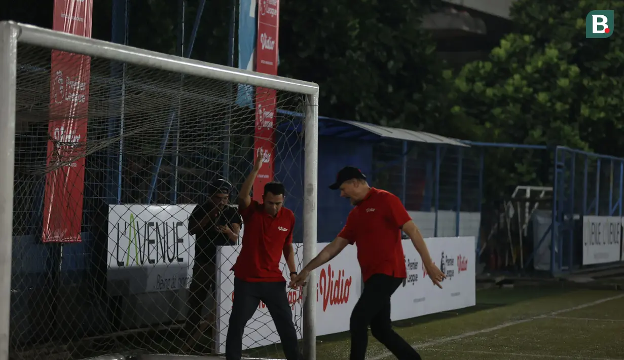 <p>Peter Schmeichel (kanan) dan Raffi Ahmad memperdebatkan tendangan penalti yang dilakukan Bastian Steele saat tantangan tendangan penalti dalam rangkaian acara fun football bersama legenda Manchester United, Peter Schmeichel di Pancoran Soccer Field, Jakarta, Minggu (6/8/2023) malam WIB. (Bola.com/Ikhwan Yanuar)</p>