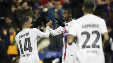 Penyerang Barcelona, Ousmane Dembele (tengah) berselebrasi dengan rekan setimnya usai mencetak gol ke gawang Intercity pada babak 32 besar Copa del Rey di stadion Ricardo Perez di Alicante, Spanyol, Kamis (5/1/2023). Barcelona menang atas Intercity dengan skor tipis 4-3. (AP Photo/Alberto Saiz)