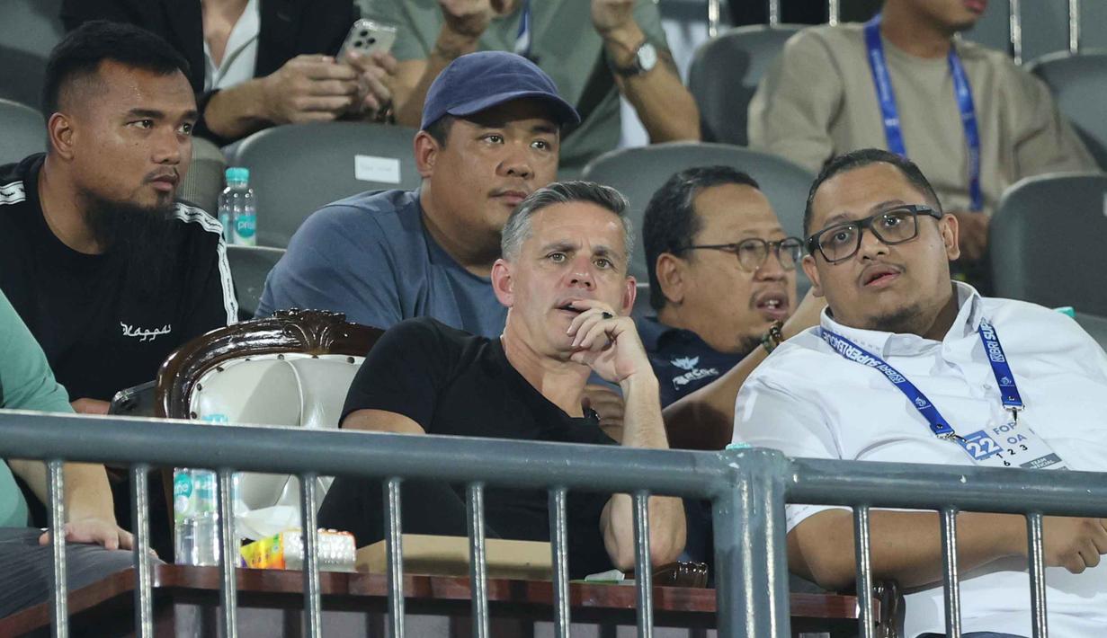 Selain di dalam negeri, John Herdman juga telah melakukan kunjungan ke luar negeri untuk menyaksikan aksi beberapa pemain diaspora Timnas Indonesia seperti Kevin Diks hingga Dean James. Tampak dalam foto, pelatih Timnas Indonesia, John Herdman (kiri, baris depan) saat menyaksikan laga Dewa United kontra Borneo FC Samarinda pada pertandingan pekan ke-22 BRI Super League 2025/2026 di Indomilk Arena, Tangerang, Banten, Minggu (22/2/2026) malam WIB. (Bola.com/M Iqbal Ichsan)