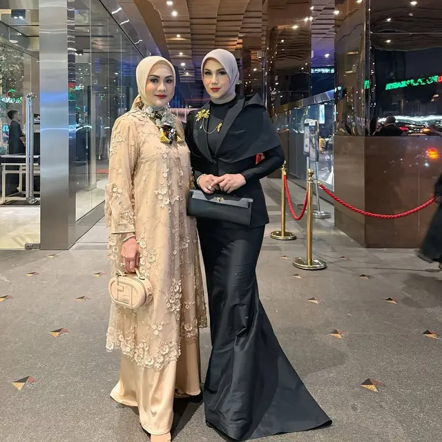 Inspirasi Dress Hitam Ala Marini Zumarnis dan Ariel Tatum/Instagram @marinizumarnisreal