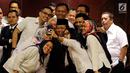 Wakil Ketua DPD terpilih Akhmad Muqowam berswafoto dengan staf DPD usai mengucap sumpah jabatan saat dilantik pada Rapat Paripurna DPD, Jakarta, Kamis (26/7). Akhmad Muqowam terpilih melalui voting dengan mendapat 30 suara. (Liputan6.com/Johan Tallo)