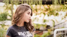 Fay Nabila tampak dewasa saat menggunakan baju kaus band asal Inggris Pink Floyd berwarna hitam. Rambutnya yang kecoklatan, bersinar diterpa sinar matahari, membuatnya terlihat semakin menawan. (Liputan6.com/IG/@faynabilalxndr)