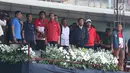 Presiden RI, Joko Widodo (tengah) bersama sejumlah menteri menyaksikan langsung laga pembuka turnamen Piala Presiden 2018 di Stadion GBLA, Bandung, Selasa (16/1). Laga dimenangkan Persib 1-0 atas Sriwijaya FC. (Liputan6.com/Helmi Fithriansyah)