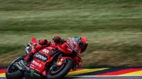 Francesco Bagnaia dari Ducati Lenovo berhasil menjadi yang tercepat pada kualifikasi MotoGP Jerman yang berlangsung di sirkuit Sachsenring (AFP)