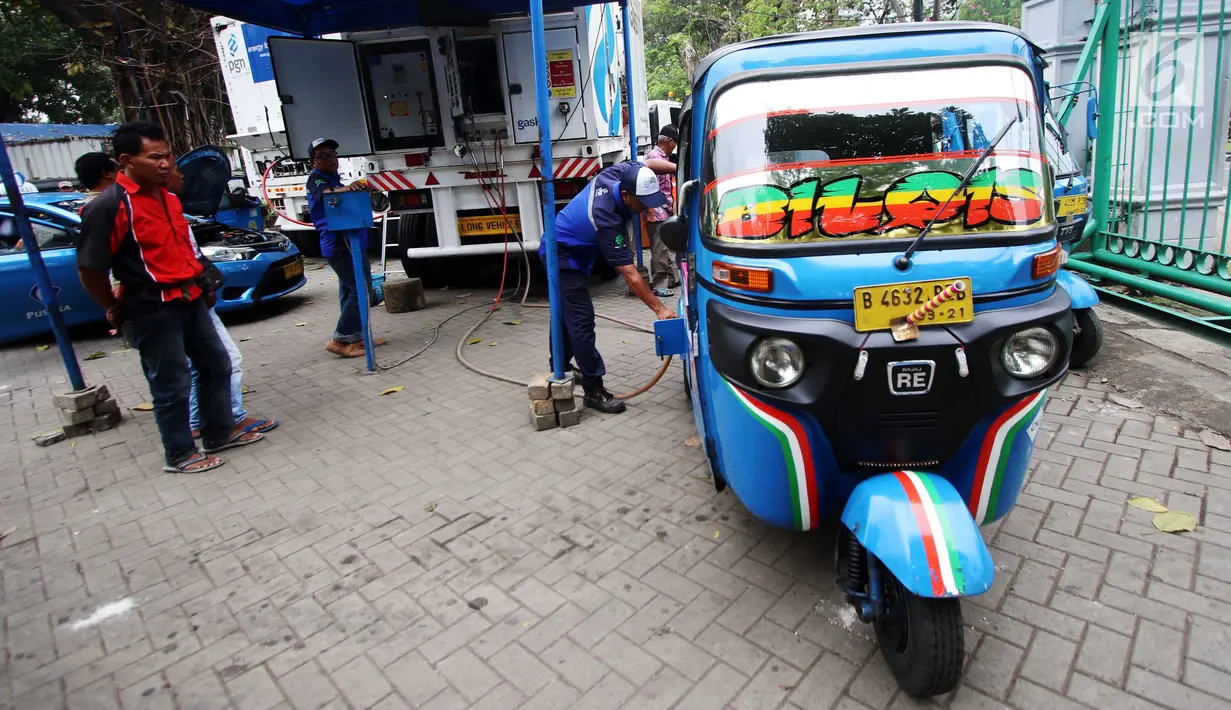 Bajaj mengisi BBG di kawasan Monas, Jakarta, Jumat (14/7). Terkait Bajaj, Gubernur DKI Jakarta, Djarot Saiful Hidayat, meminta Dishub DKI  segera membenahinya, bajaj menjadi lebih modern dan diperbanyak. (Liputan6.com/Angga Yuniar)
