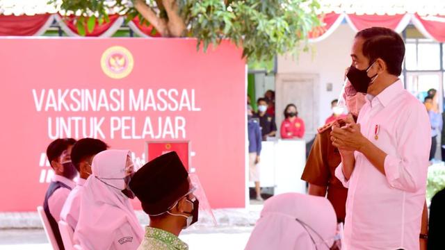 Jokowi memantau vaksinasi Covid-19 pelajar di Cirebon