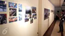 Pengunjung melihat pameran fotografi "La vespa, Un Mito : Storia e Storie" di Istituto Italiano, Cultura, Jakarta, (20/1). Acara ini menggelar pameran tentang kedaraan vespa yang kerap menjadi kendraan unik di Indonesia. (Liputan6.com/Angga Yuniar)