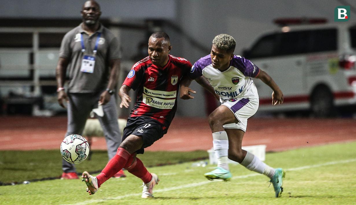 Penyerang Persipura, Yohanes Pahabol (kiri) berebut bola dengan gelandang Persita, Billy Keraf dalam laga pekan pertama BRI Liga 1 2021/2022 antara Persipura Jayapura melawan Persita Tangerang di Stadion Pakansari, Bogor, Sabtu (28/08/2021) malam WIB. (Bola.com/Bagaskara Lazuardi)