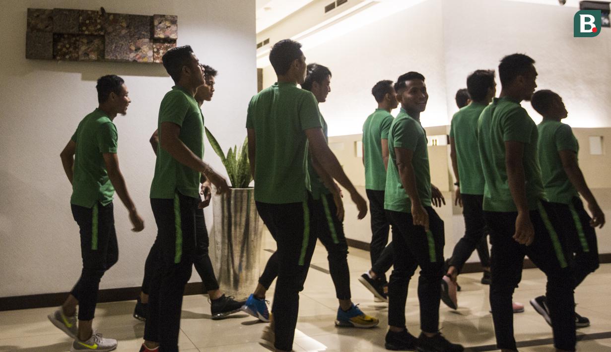 Pemain Timnas Indonesia, Andik Vermansah, bersama rekan-rekannya bersiap mengikuti sesi ESQ di Hotel Grand Zuri, Jawa Barat, Senin (5/11). Materi ESQ diberikan jelang turnamen Piala AFF 2018. (Bola.com/Vitalis Yogi Trisna)