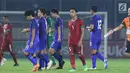 Pemain Timnas Indonesia U-23, Bagas Adi Nugroho (tengah) terpaku usai kalah pada laga persahabatan melawan Thailand U-23 di Stadion PTIK, Jakarta, Kamis (31/5). Indonesia U-23 kalah 1-2. (Liputan6.com/Helmi Fithriansyah)