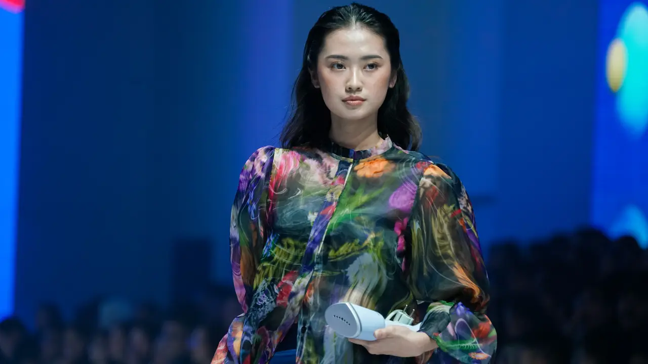 Gaya Inovatif Tanpa Takut Berekspresi dari K.A.L.A Studio hingga Sonderlab di Panggung JFW 2025. (Dok: Philips)