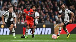 Bukayo Saka bisa dikatakan sebagai talenta muda paling cemerlang di Liga Inggris saat ini bersama Arsenal. Ia tercatat telah mencetak 4 gol dan 6 assist dalam 14 penampilannya di liga. Hal tersebut membuat Gareth Southgate membawanya ke skuad Timnas Inggris untuk Piala Dunia 2022. Pemuda 21 tahun itu diprediksi akan menjadi pernan penting sistem penyerangan The Three Lions. (AFP/Glyn Kirk)