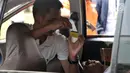 Model yang memerankan tersangka Kelvin memeragakan adegan kasus istri bunuh dan bakar suami serta anak tiri di Polda Metro Jaya, Jakarta, Senin (9/9/2019). Model yang memerankan tersangka Kelvin dan tersangka Aulia Kesuma memeragakan tiga adegan pembakaran korban di mobil. (merdeka.com/IqbalNugroho)