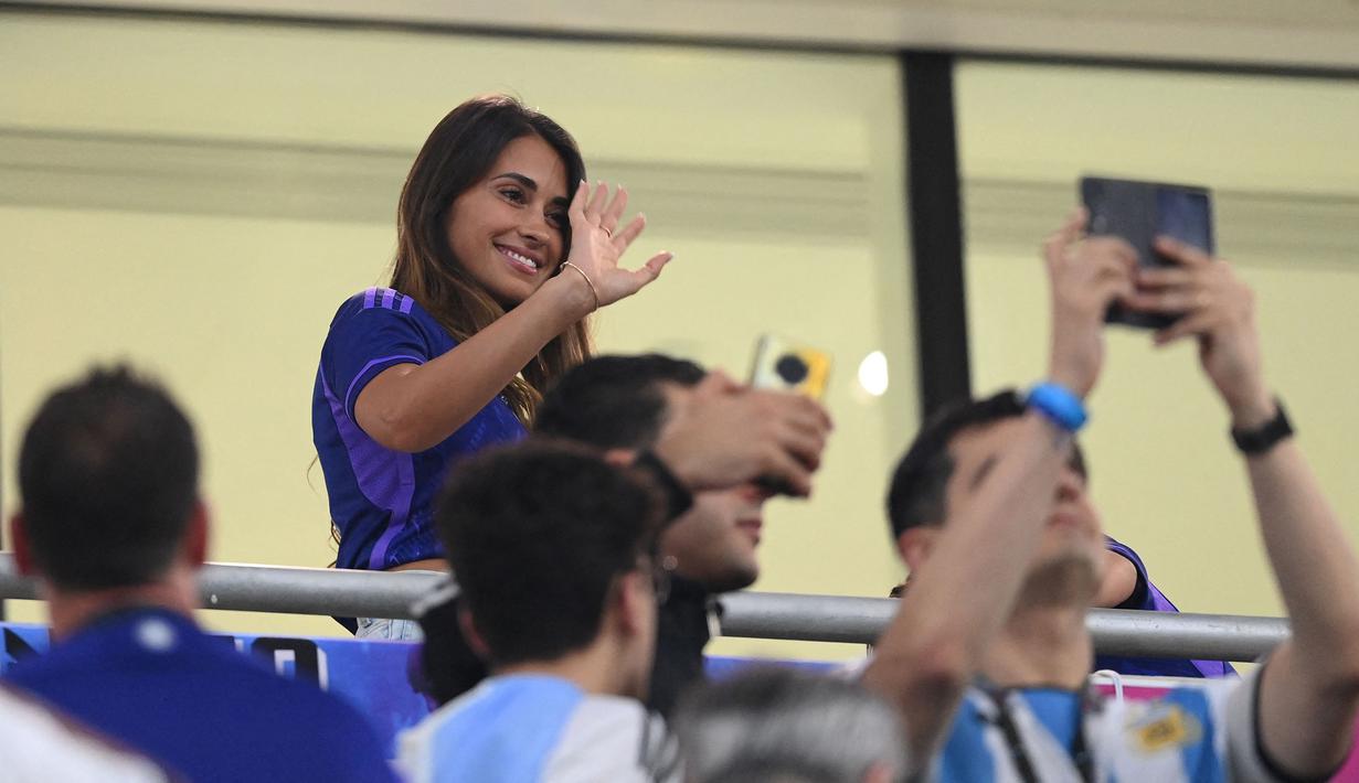 Kehadiran Antonella di laga tersebut juga mencuri perhatian penonton lain. Tak sedikit dari mereka meminta swafoto bersama ibu dari Mateo, Tiago, dan Ciro itu. (AFP/Franck Fife)