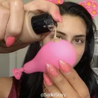 Meratakan foundation dengan balon. (Sumber foto: Instagram/@sadiaslayy)