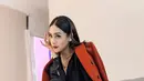 Ide OOTD pakai outfit formal dan sepatu boots dari Anya Geraldine ini juga menarik. Ia mengenakan kemeja hitam, ditumpuk dengan blazer merah yang kontras namun menghadirkan nuansa glamor. Untuk pengguna hijab bisa memadukannya dengan celana panjang, lalu high heels boots hitam seperti yang dikenakan Anya. [Foto: Instagram/anyageraldine]