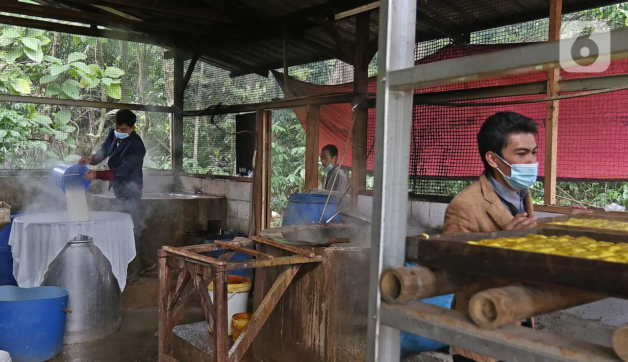 Pekerja memproduksi tahu dengan pakaian seperti pekerja kantoran di daerah Sukaraja, Bogor, Senin (14/12/2020). Ide ini dilakukan untuk menunjukkan bahwa pekerja industri rumahan juga bisa bekerja dengan rapih dan bersih. (Liputan6.com/Herman Zakharia)