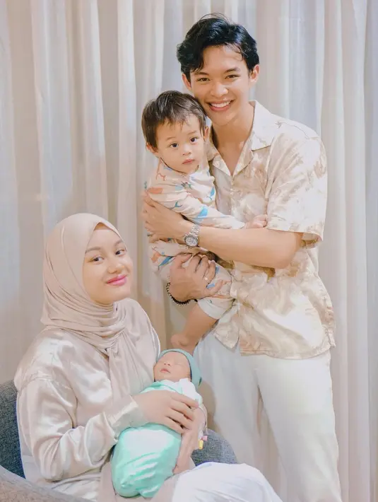 Sekedar informasi, Kaba lahir pada 02 Maret 2023 dengan berat 3025 g dan tinggi tubuh 45 cm. Kehadiran Kaba melengkapi kebahagiaan pasangan yang menikah pada 2020 lalu ini. Sebelumnya, pasangan ini dikaruniai anak laki-laki Arshakalif Muhammad Mbayang yang lahir pada 20 Juni 2021. [Instagram/rey_mbayang]