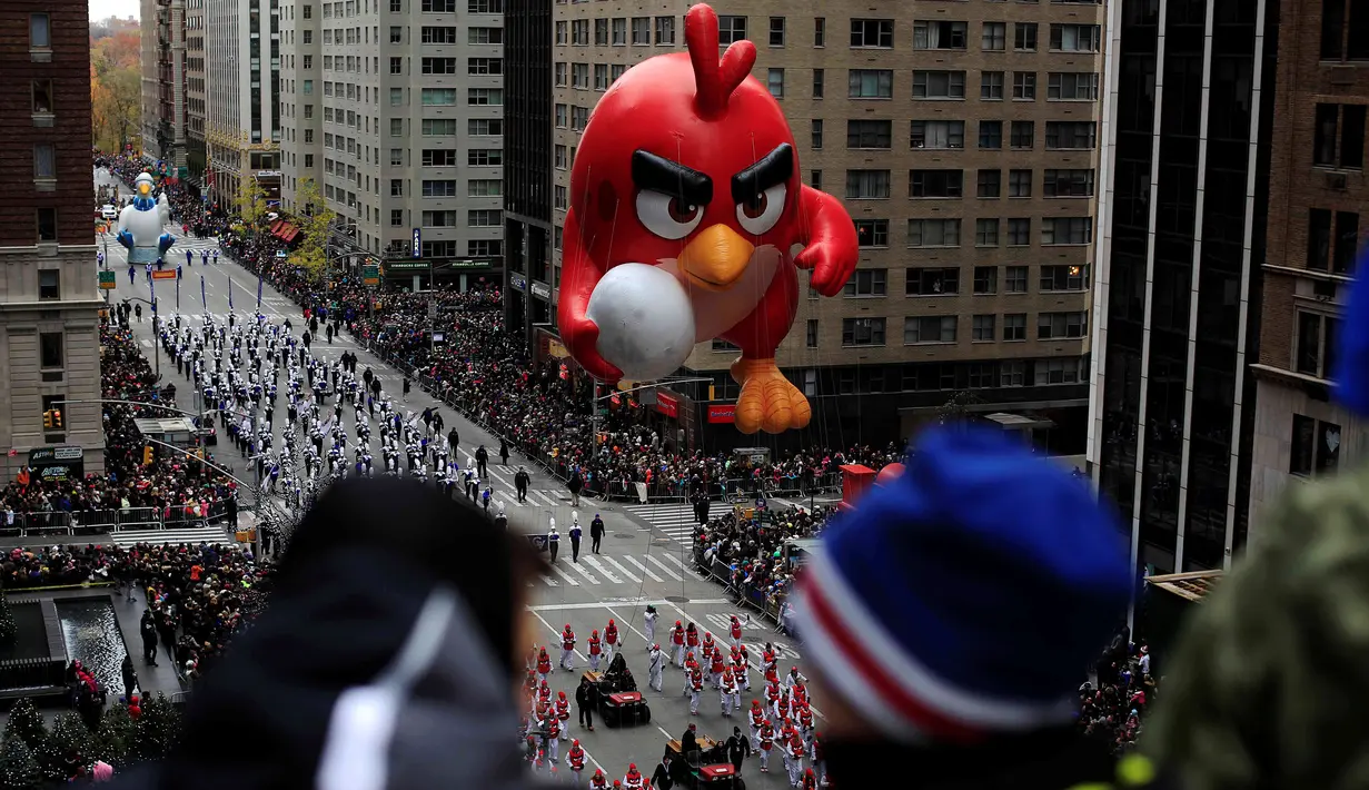 Balon raksaksa berbentuk Angry Bird melayang di atas jalanan Manhattan di New York selama parade tahunan Macy's Thanksgiving Day ke-90, Kamis (24/11). Biasanya acara ini dimulai pukul 09.00 pagi pada Hari Pengucapan Syukur. (REUTERS/Saul Martinez)