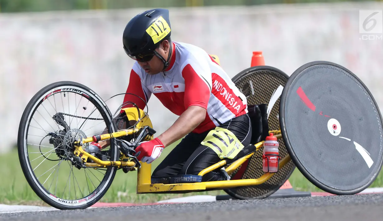 Atlet ParaCycling, Soemantri saat laga di nomor Mens H4-5 Road Race Asian Para Games 2018 di Sirkuit Sentul, Bogor, Selasa (9/10). Soemantri berhasil merebut medali perunggu. (Liputan6.com/Helmi Fithriansyah)