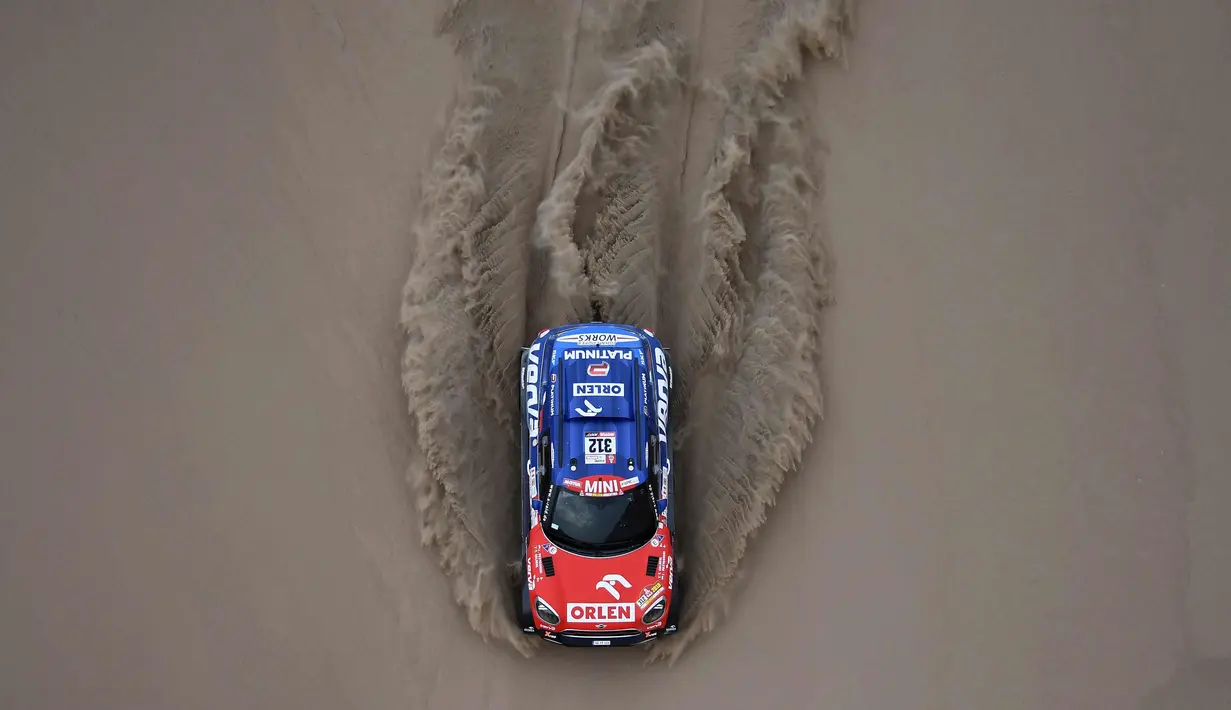 Pembalap Polandia Mini Jakub Przygonski dan co-driver asal Belgia Tom Colsoul bersaing dalam Reli Dakar 2018 Tahap 2 di dan di sekitar kota Pisco di Peru, (7/1). (AFP Photo/Franck Fife)