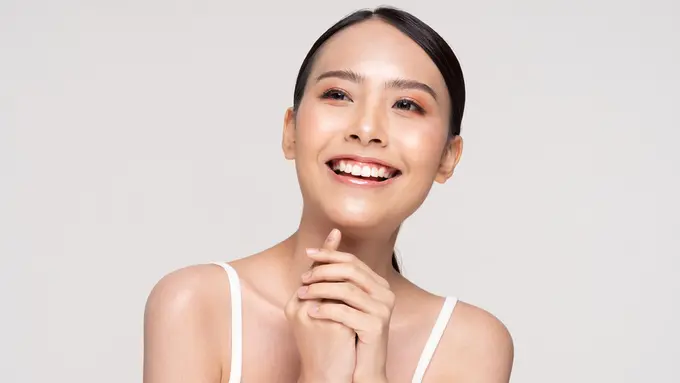 Tips Mencerahkan Area Sekitar Mata yang Sering Tampak Menghitam, Biar Makin Glowing dan Awet Muda!