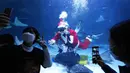 Seorang penyelam berpakaian Sinterklas menyapa pengunjung pada acara promosi liburan Natal di Coex Aquarium, Seoul, Korea Selatan, Jumat (3/12/2021). Natal adalah salah satu hari libur terbesar yang dirayakan di Korea Selatan. (AP Photo/Ahn Young-joon)