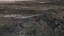 Petugas pemadam kebakaran berusaha memadamkan api di Tempat Pembuangan Akhir (TPA) Jatiwaringin, Kabupaten Tangerang, Banten, Selasa (07/07/2026). (KLY/ Arie Basuki)