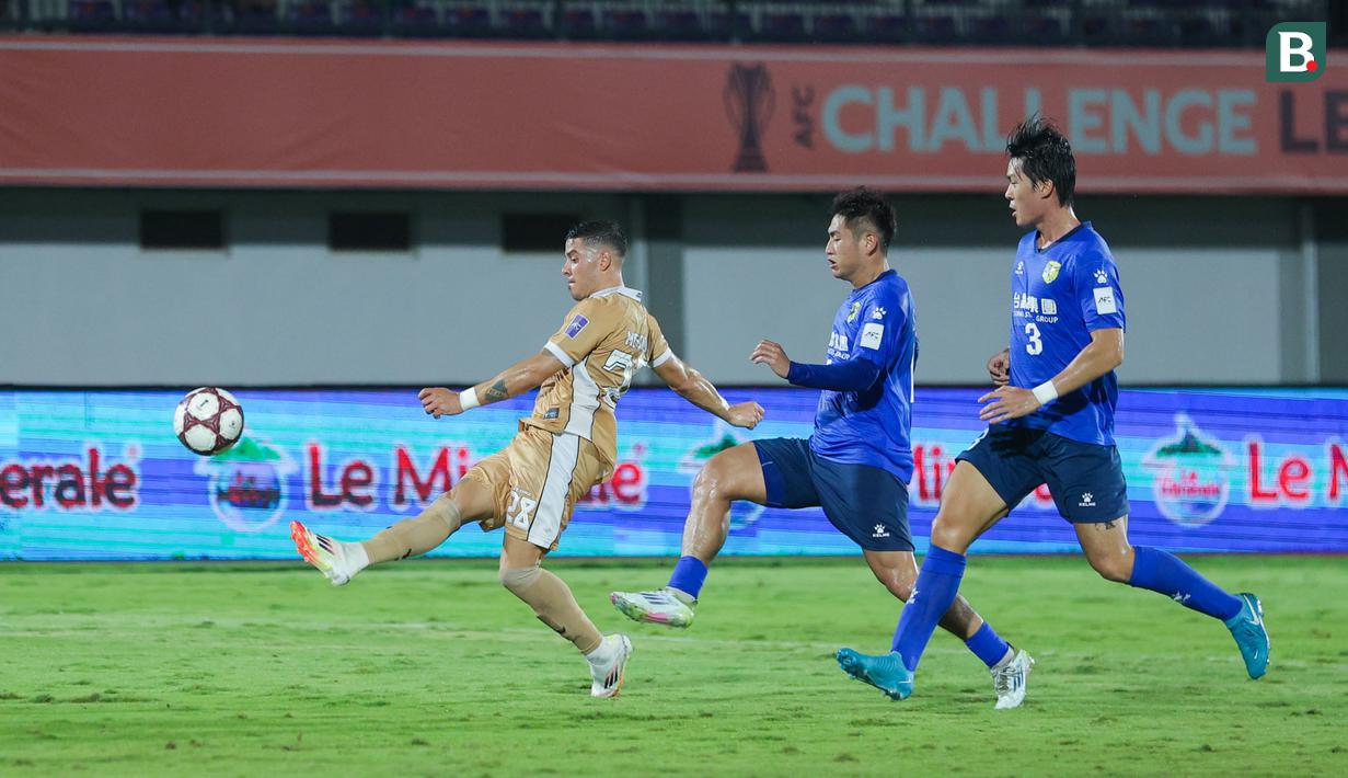 Pemain Dewa United, Alexis Messidoro, melepaskan tendangan ke gawang Tainan City FC pada matchday kedua Grup E AFC Challenge League 2025/2026 di Stadion Indomilk Arena, Rabu (29/10/2025) malam WIB. (Bola.com/M Iqbal Ichsan)