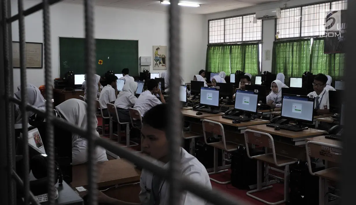 Sejumlah siswa mengikuti Ujian Nasional Berbasis Komputer (UNBK) di Sekolah Menengah Kejuruan Negeri  (SMKN) 50 Jakarta, Senin (25/3). Sebanyak 69.407 siswa dari 578 SMK di DKI Jakarta mengikuti UNBK yang diselenggarakan pada 25-28 Maret 2019. (merdeka.com/Iqbal S. Nugroho)