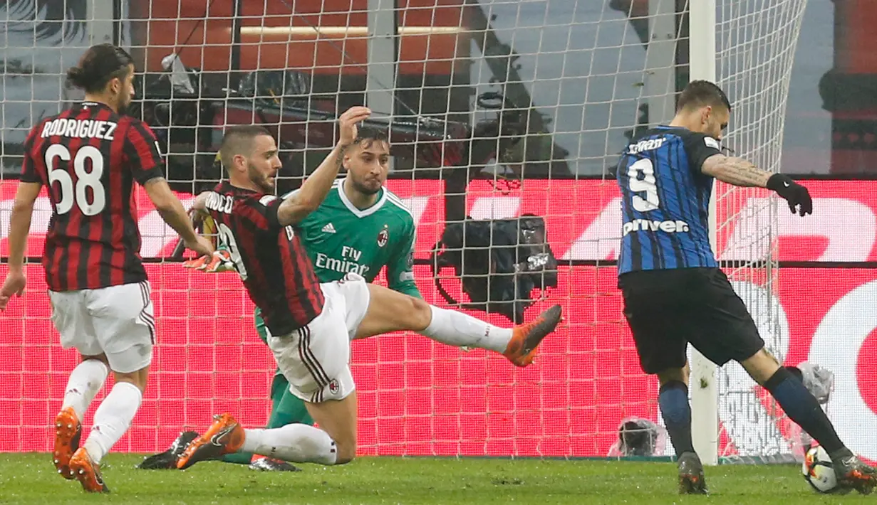 Striker Inter Milan Mauro Icardi mencetak gol namun dianulir karena offside saat melawan AC Milan dalam pertandingan Liga Italia di stadion San Siro, Milan (4/4). Pertandingan ini diakhiri dengan skor imbang 0-0. (AP Photo / Antonio Calanni)