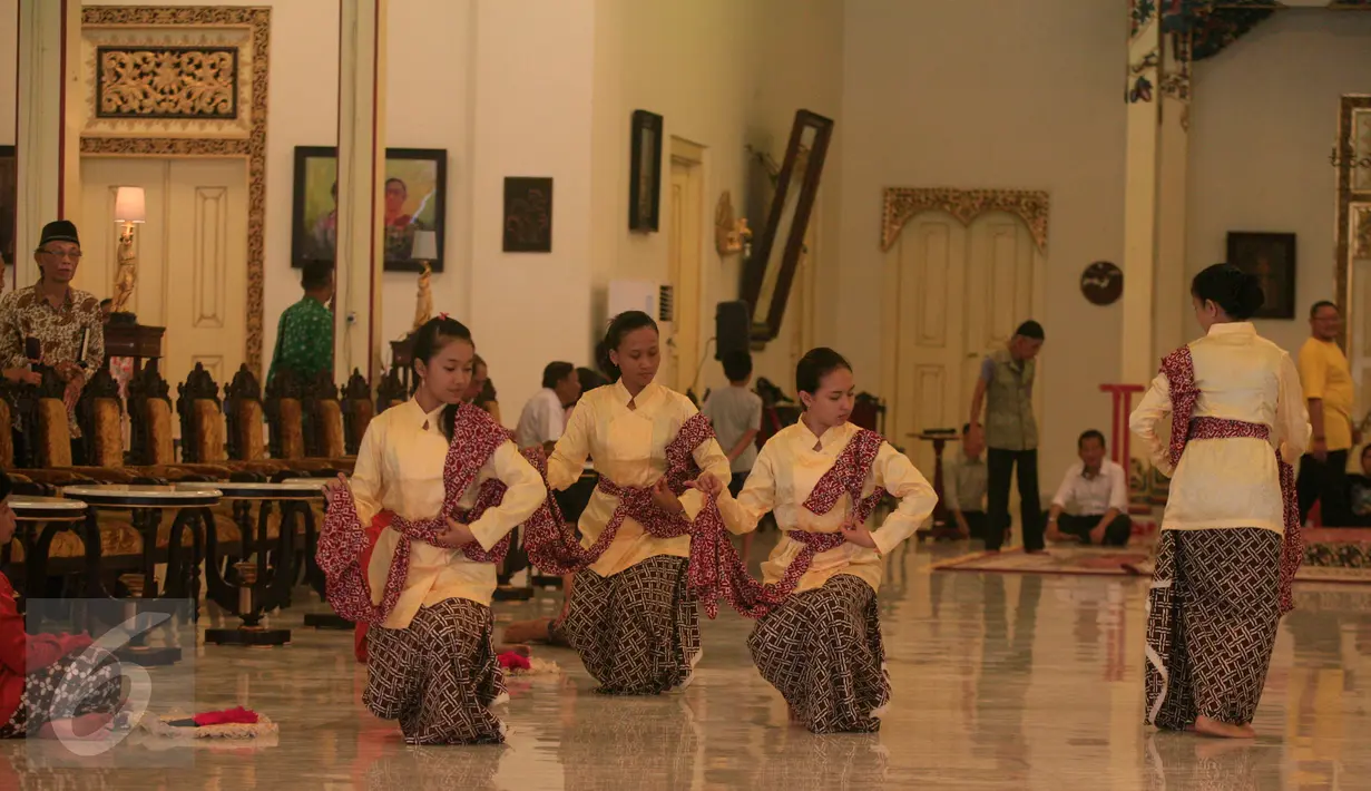Penari berlatih membawakan tarian Bedhaya Angron Agung untuk pelaksanaan prosesi jumenengan atau penobatan Paku Alam X, DI Yogyakarta, Selasa (5/1). Jumenengan KBPH Prabu Suryodilogo menjadi KGPAA Paku Alam X digelar pada 7 Januari 2016 (Boy Harjanto)