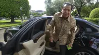 Ketua Komite Ekonomi Nasional (KEN) Chairul Tanjung beranjak keluar dari mobilnya setibanya di Istana Negara untuk menghadap Presiden Yudhoyono di Jakarta, Jumat (16/5). (ANTARA FOTO/Widodo S. Jusuf)
