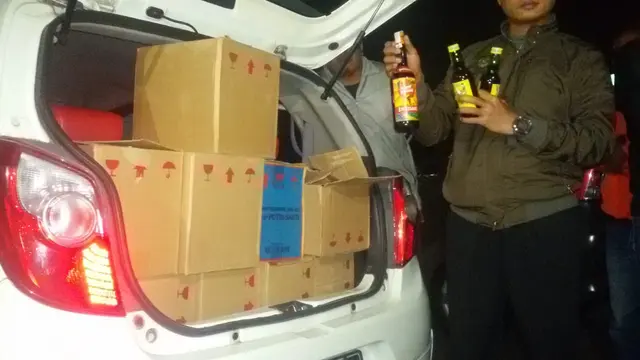 Dandim 0611 Garut Letkol Inf. Asyraf Aziz menunjukan ratusan botol miras sitaan