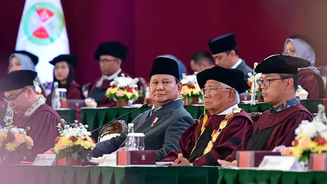 Presiden Prabowo Subianto saat menghadiri Sidang Senat Terbuka Wisuda 521 Sarjana Universitas Kebangsaan Republik Indonesia (UKRI) di Bandung, Jawa Barat, Sabtu (18/10/2025).