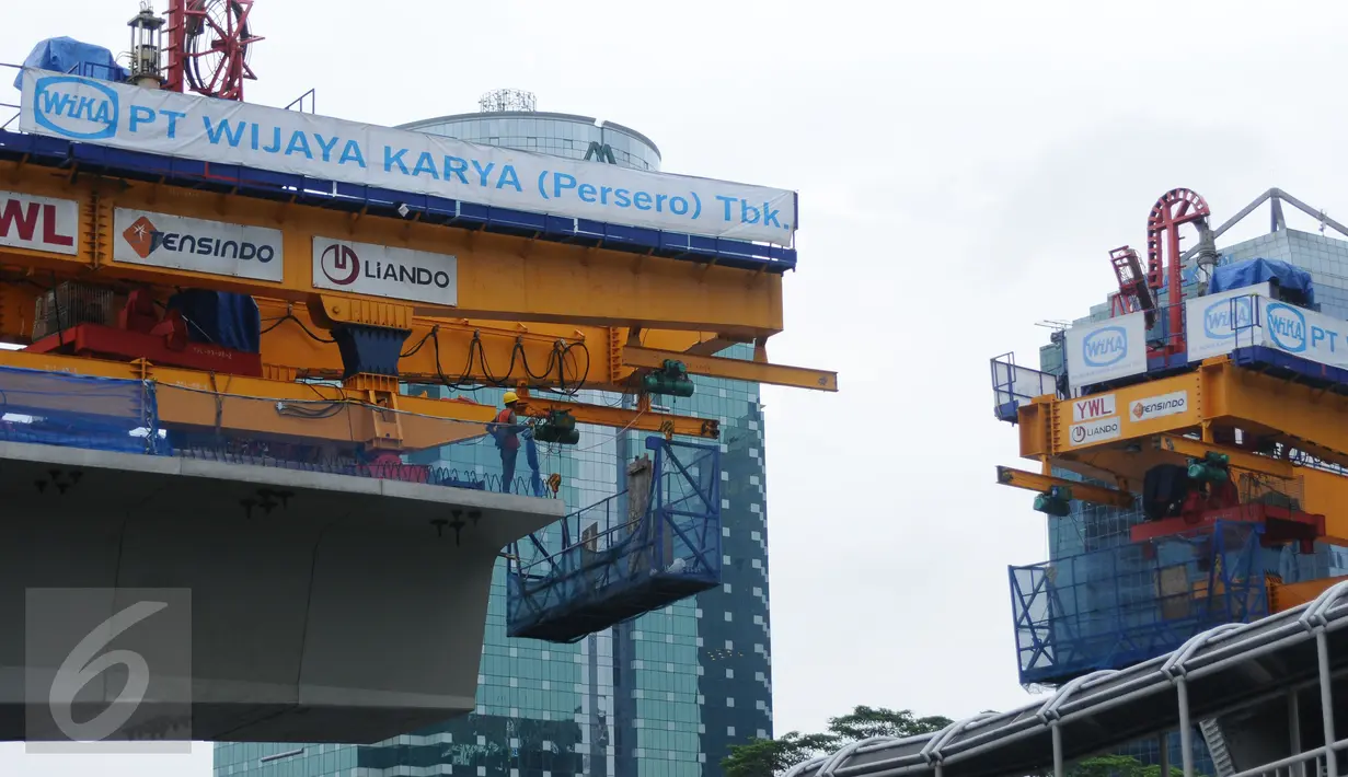 Salah satu pekerja mengamati bentangan jembatan box girder untuk flyover simpang susun Semanggi, Selasa (7/3). Secara keseluruhan akan terpasang 295 box girder di Simpang Susun Semanggi. (Liputan6.com/Helmi Fithriansyah)
