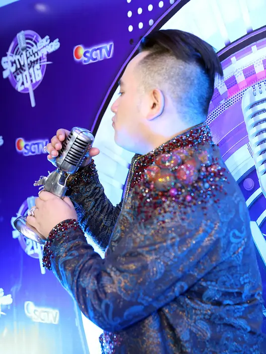 Penyanyi kelahiran Bandung, Jawa Barat 28 tahun silam ini juga menghibur dengan membawakan lagu Pengobat Rindu ciptaan Hanief Radin. (Nurwahyunan/Bintang.com)