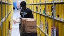 Pekerja mencari pesanan pelanggan yang akan dikirim dengan layanan Amazon Prime Now di pusat gudang toko online Amazon di Singapura, Kamis (27/7). Amazon Prime merupakan layanan bagi pelanggan yang membayar biaya langganan tahunan. (AP Photo/Joseph Nair)