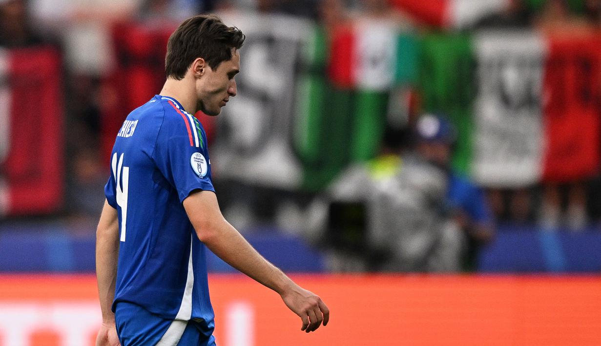 Manajemen Liverpool terbuka untuk membiarkan Chiesa pergi dengan status pinjaman untuk menambah waktu bermainnya menurut laporan dari Mirror Sport. Namun, beberapa klub di Italia tak mampu membayar setengah dari gaji Chiesa yang mencapai €7,5 juta per musim. Oleh karena itu, Liverpool mungkin perlu membantu dalam membagi beban gaji tersebut agar kesepakatan bisa terwujud. (AFP/Kirill Kudryavtsev)